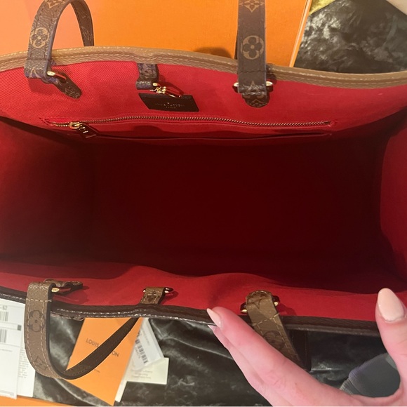 100% Authentic Louis Vuitton Onthego GM - Picture 4 of 11